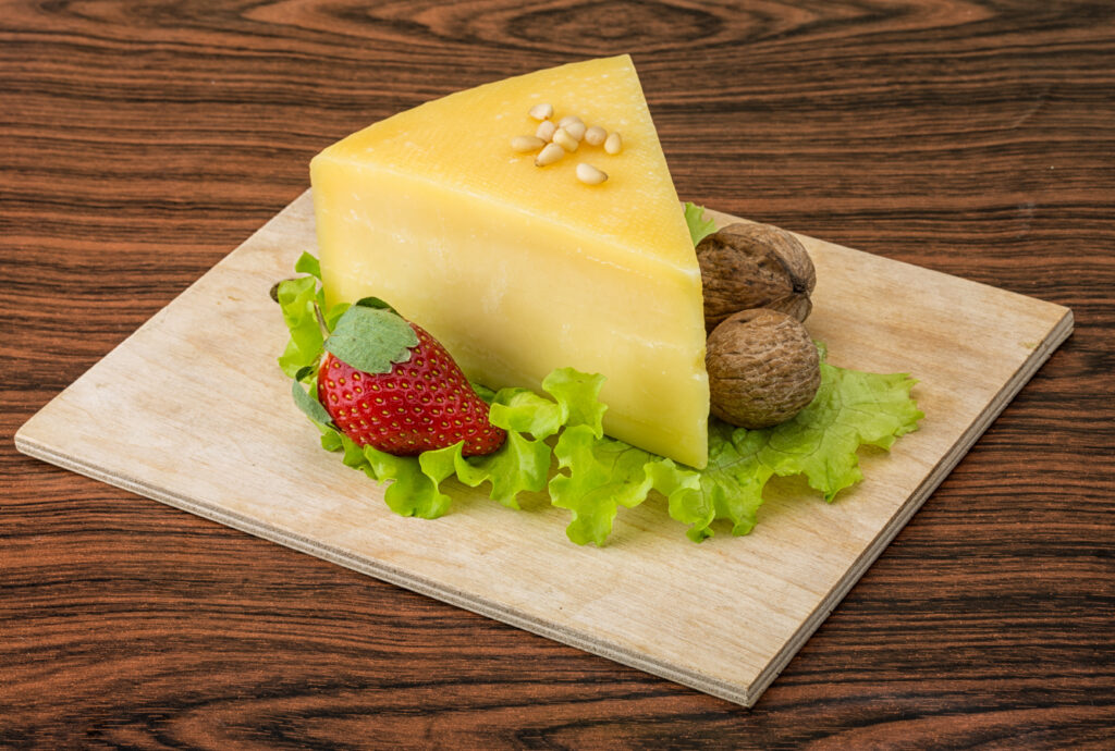 Saiba tudo sobre queijo vegano: tipos, benefícios, receitas e as principais marcas de queijo vegetal em 2023