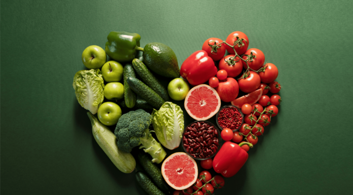 vegetais formam um coração no fundo verde - dia mundial do veganismo